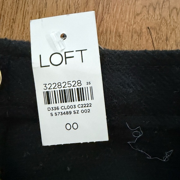 THE LOFT. BRAND NEW WITH TAGS. Wool skirt with satin liner. Size 00. Has pockets - Picture 3 of 4